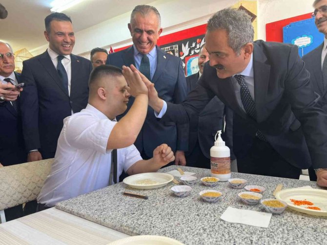 Milli Eğitim Bakanı Özer, Kktc Cumhurbaşkanı Tatar İle Görüştü