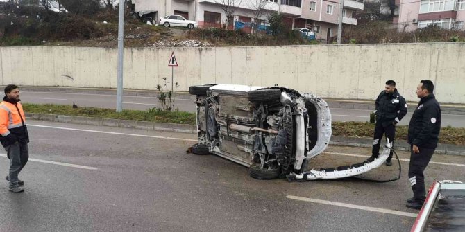Kontrolden Çıkan Otomobil Karşı Şeride Geçerek Devrildi