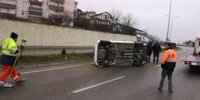 Kontrolden Çıkan Otomobil Karşı Şeride Geçerek Devrildi