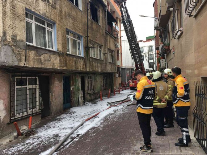 Bayrampaşa’da 2 Katlı Binada Korkutan Yangın