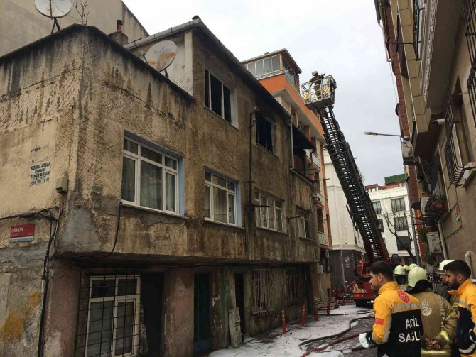 Bayrampaşa’da 2 Katlı Binada Korkutan Yangın