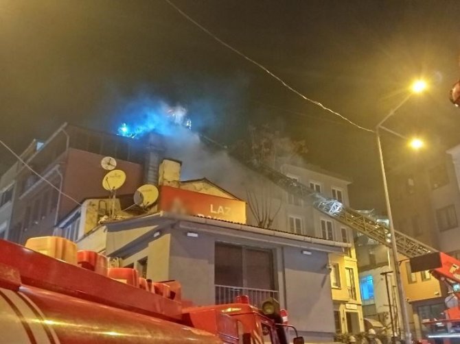 Beyoğlu’nda 4 Katlı Ahşap Bina Alev Alev Yandı, Dumandan Zehirlenen Bir Kedi Öldü
