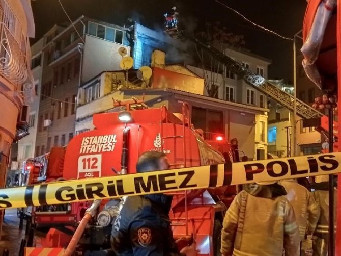 Beyoğlu’nda 4 Katlı Ahşap Bina Alev Alev Yandı, Dumandan Zehirlenen Bir Kedi Öldü