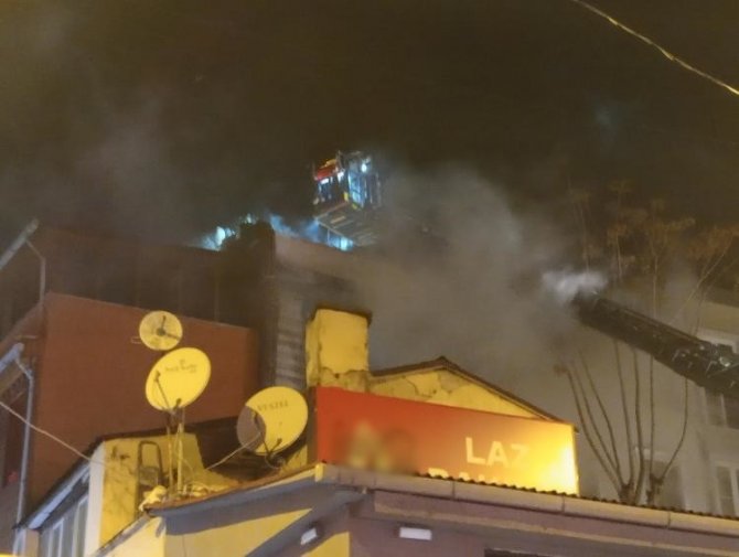 Beyoğlu’nda 4 Katlı Ahşap Bina Alev Alev Yandı, Dumandan Zehirlenen Bir Kedi Öldü