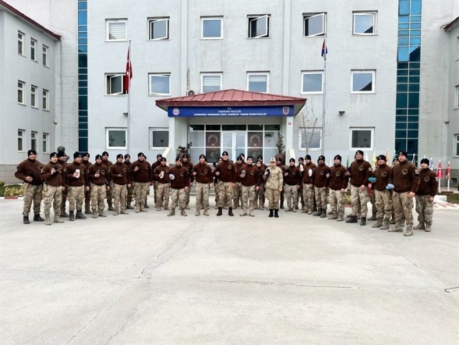 Annelerin El Örmesi Çorapları Mehmetçik’e Ulaştırıldı