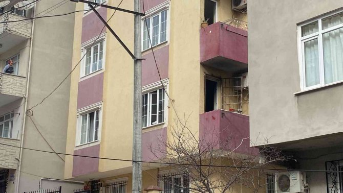 Elektrik Kontağından Yangın Çıktı, 2 Kişi Dumandan Etkilendi