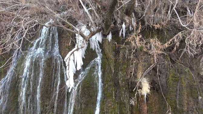 Arpet Şelalesi Kısmen Buz Tuttu