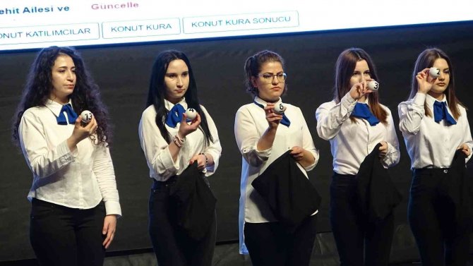 Bursa’da Toki̇ Kura Heyecanı...salon Doldu Taştı