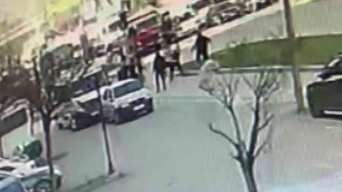 Kaza Yapan İki Sürücünün Tekme Tokat Kavgası Kamerada
