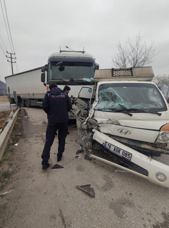 Bursa’da Tır İle Kamyonet Çarpıştı, Sıkışan Yolcuyu İtfaiye Kurtardı