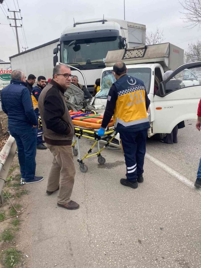 Bursa’da Tır İle Kamyonet Çarpıştı, Sıkışan Yolcuyu İtfaiye Kurtardı