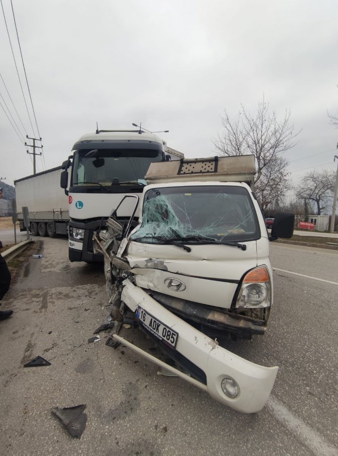 Bursa’da Tır İle Kamyonet Çarpıştı, Sıkışan Yolcuyu İtfaiye Kurtardı