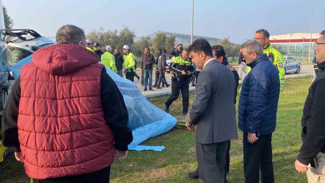 Halk Otobüsü İle Otomobil Çarpıştı: 1 Ölü, 4 Yaralı