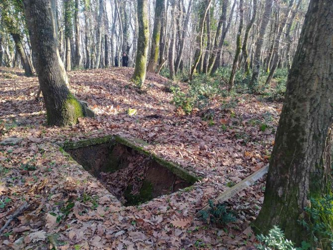 Çatalca’da Eski Köy Mezarlığı Defineciler Tarafından Talan Edildi