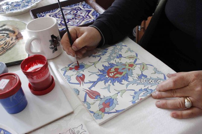 Çini Ustası Yetiştirebilmek İçin 56 Yaşından Sonra Liseye Başladı