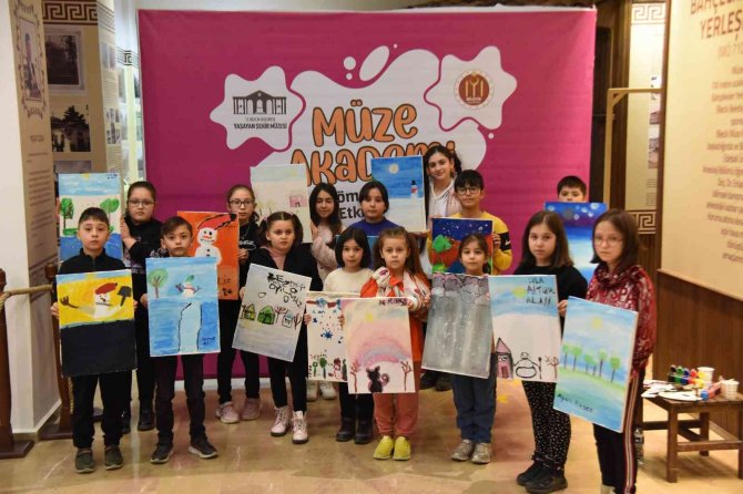 Çocuklar Özledikleri Kar Yağışını Resim Tuvaline Çizdiler