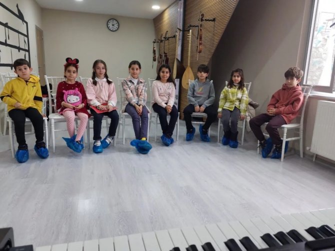 Çocuklar Müzik Kursunda
