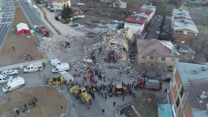 Depremde Doğan Ve Depremde Hayatını Kaybeden Miraç’ın Kabri Başındaki Detay Yürek Burktu
