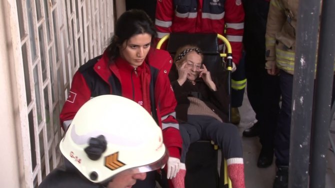 Avcılar’da Mahsur Kalan Yaşlı İki Hasta Yaşlıyı İtfaiye Kurtardı