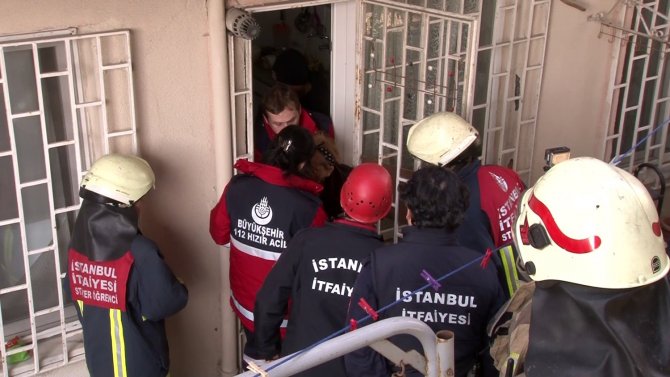 Avcılar’da Mahsur Kalan Yaşlı İki Hasta Yaşlıyı İtfaiye Kurtardı