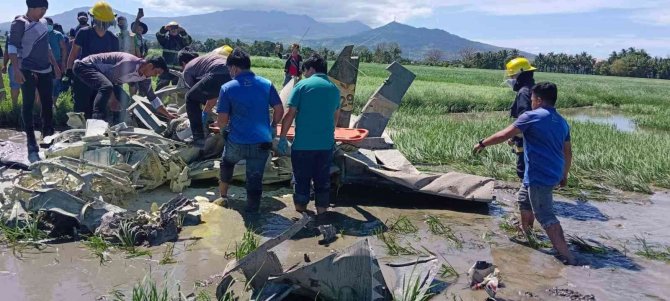 Filipinler Hava Kuvvetlerine Ait Uçak Tarlaya Düştü: 2 Ölü