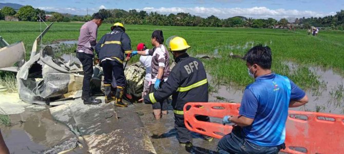 Filipinler Hava Kuvvetlerine Ait Uçak Tarlaya Düştü: 2 Ölü