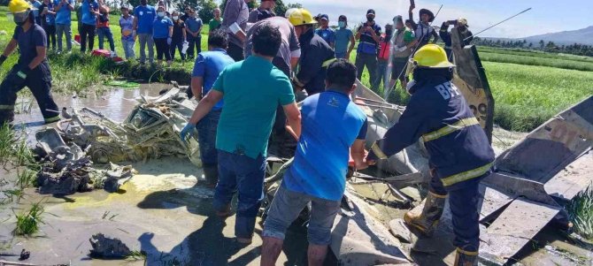 Filipinler Hava Kuvvetlerine Ait Uçak Tarlaya Düştü: 2 Ölü