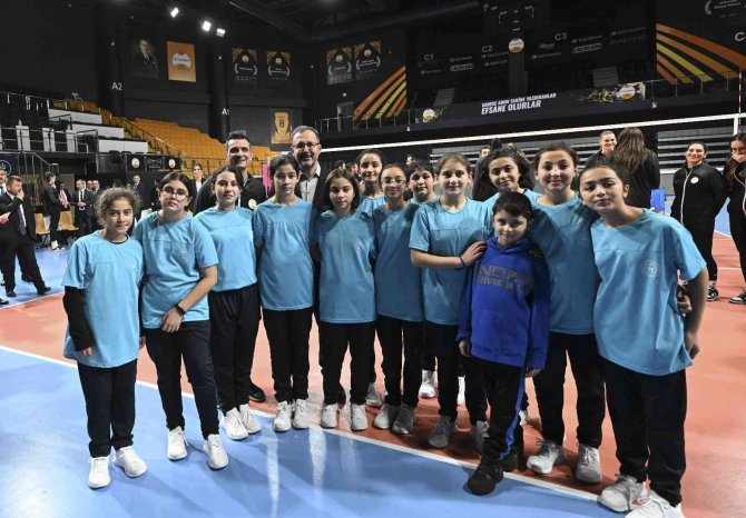 Bakan Kasapoğlu İle Guidetti, Kars’tan Gelen Kız Voleybolcularla Buluştu