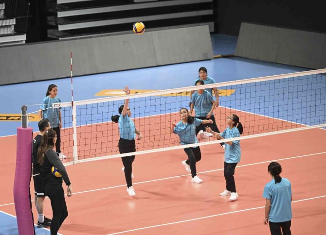 Bakan Kasapoğlu İle Guidetti, Kars’tan Gelen Kız Voleybolcularla Buluştu