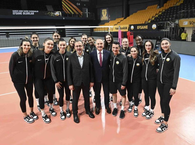 Bakan Kasapoğlu İle Guidetti, Kars’tan Gelen Kız Voleybolcularla Buluştu