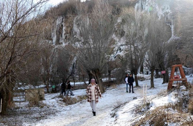 Girlevik Şelalesi Dondu, Görenler Hayran Kaldı