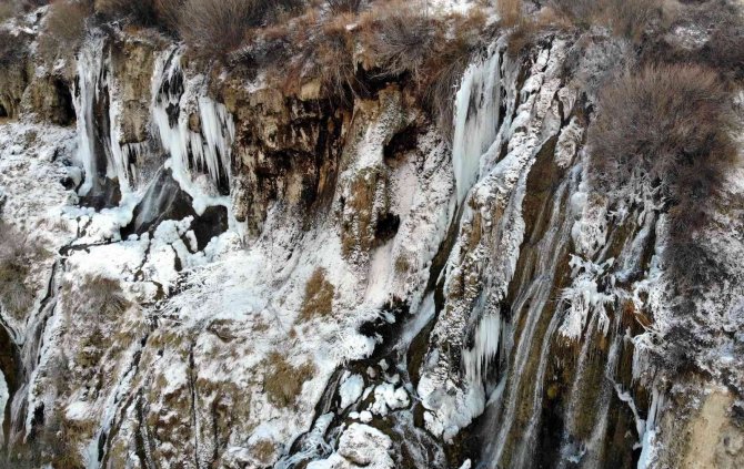 Girlevik Şelalesi Dondu, Görenler Hayran Kaldı