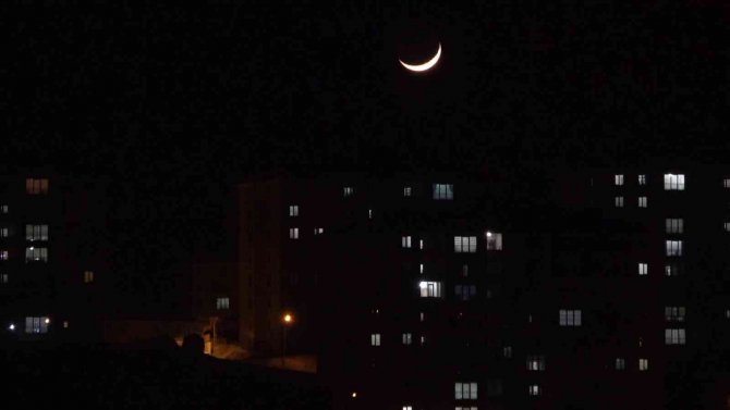 Yüksekova’da Hilal Hayran Bıraktı