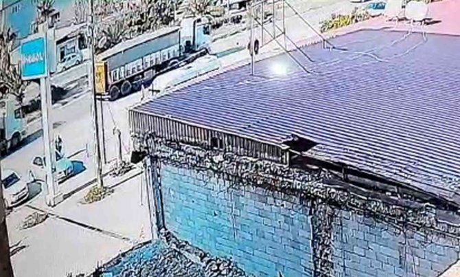 Kaza Anı Kamerada: Köpeğe Çarpmamak İçin Ani Fren Yapınca Tırlar Çarpıştı
