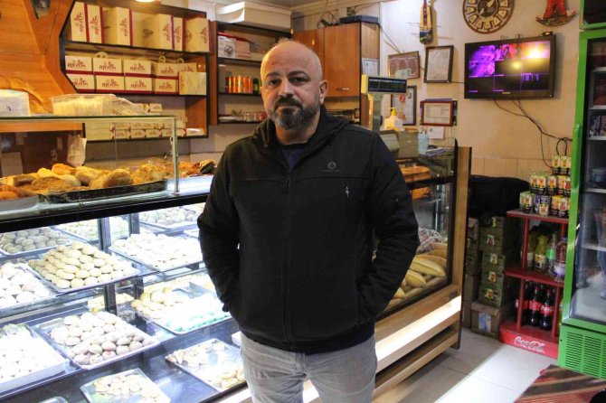 Tatlı Yediler, Paket Yaptılar, Paraları Alıp Gittiler