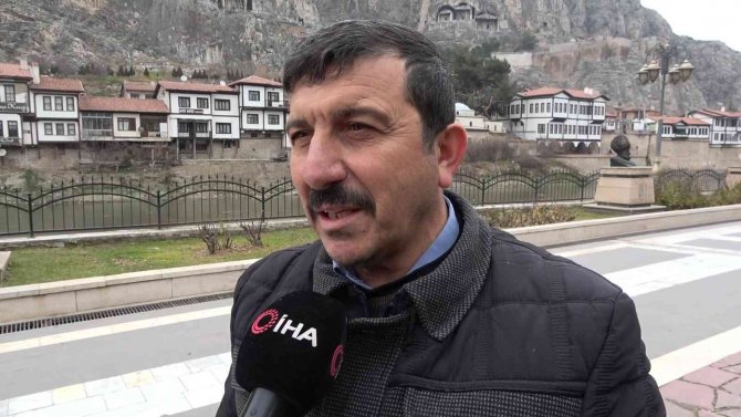 Tıkınan Su Borusundan 6 Metrelik Kök Çıktı, Köylüler Şaşırdı: “Boa Yılanı Geliyor”