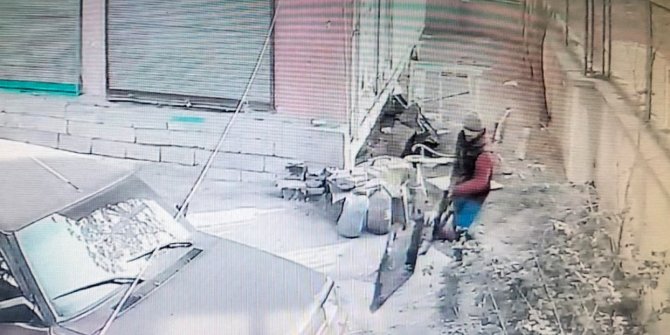 Iğdır’da Gündüz Vakti Hırsızlık: Söktüğü Camın Çerçevesini Kendi Malı Gibi Götürdü