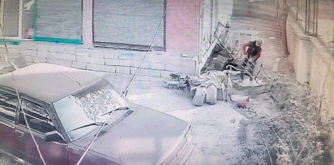 Iğdır’da Gündüz Vakti Hırsızlık: Söktüğü Camın Çerçevesini Kendi Malı Gibi Götürdü
