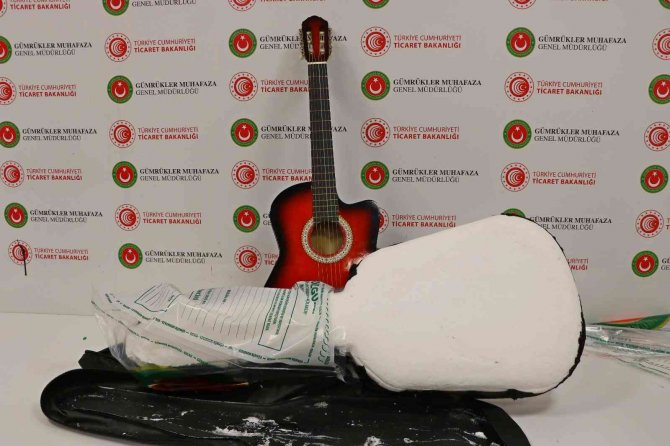 İ̇stanbul Havalimanı’nda Uyuşturucu Operasyonları: Gitar Kılıfından Ve Terlik Tabanından Uyuşturucu Çıktı