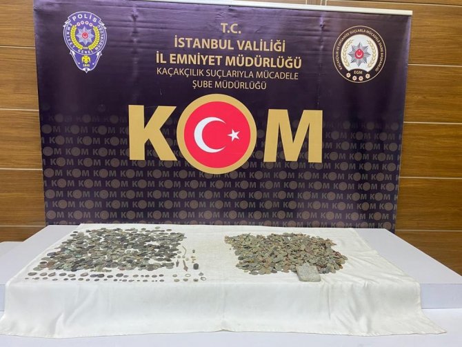 İ̇stanbul’da Yolcu Otobüsünde 2 Bin 154 Tarihi Eser Ele Geçirildi