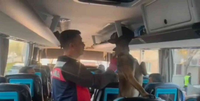 Jandarma Şok Yol Uygulamasında 15 Suçluyu Yakaladı