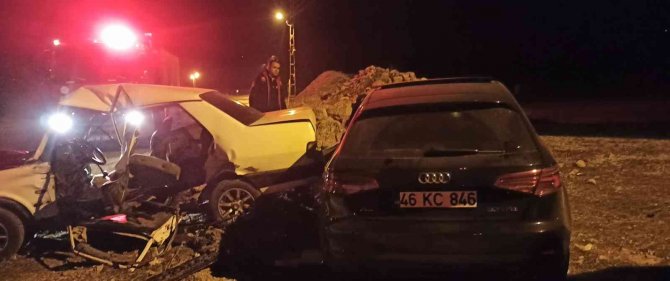İ̇ki Araç Çarpıştı, Otomobil Kağıt Gibi Ezildi: 5 Yaralı