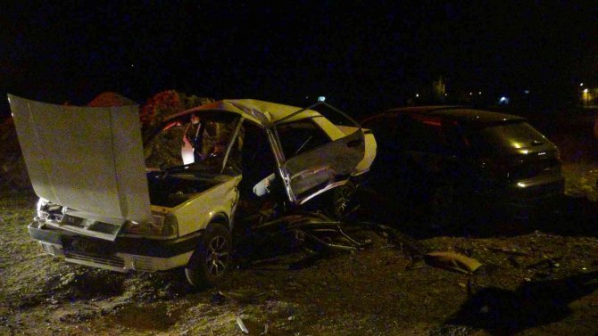 İ̇ki Araç Çarpıştı, Otomobil Kağıt Gibi Ezildi: 5 Yaralı
