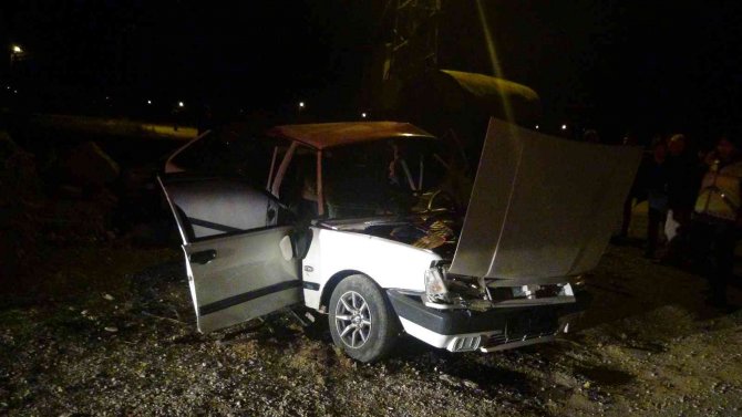 İ̇ki Araç Çarpıştı, Otomobil Kağıt Gibi Ezildi: 5 Yaralı