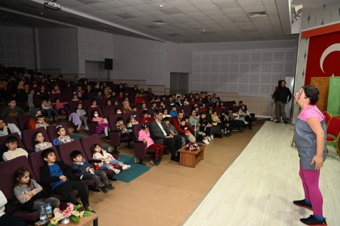 Çocuklar Aileleriyle Birlikte Tiyatro Keyfi Yaşadı