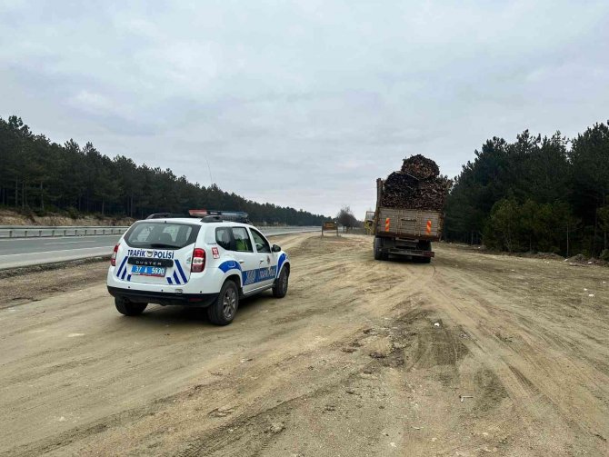 Yola Kereste Saçan Kamyonu Polis Durdurdu, Ormana Kaçan Sürücüsü Kayıplara Karıştı