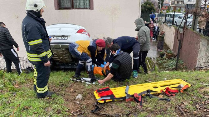 Otomobil Önce Binanın Duvarına Çarptı, Sonra Bahçeye Düştü: 3 Yaralı