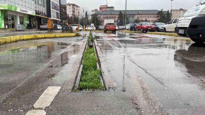 Açık Otopark Alanında Mazgallar Çalındı, Vatandaşlar İsyan Etti