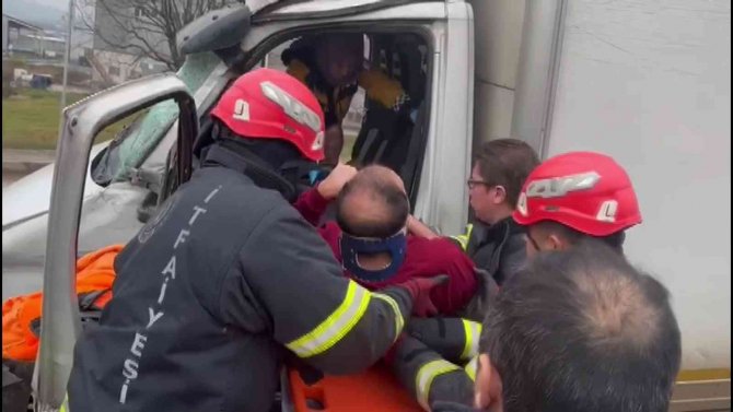 Kamyon İle Kamyonet Çarpıştı, Sıkışan Sürücü İçin Seferber Oldular