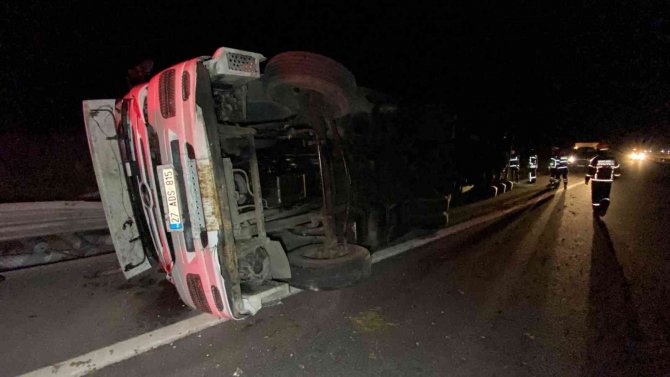 Bariyerlere Çarpıp Devrilen Tır 70 Metre Sürüklendi : 1 Yaralı